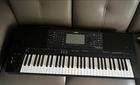 Yamaha kosketinsoitin musta