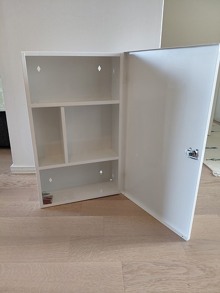 Polaria LK55 lukollinen lääkekaappi
