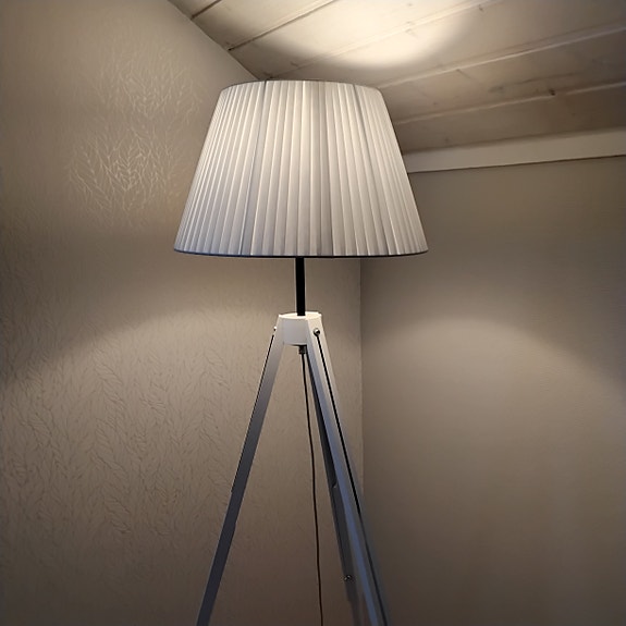 Tripod lattiavalaisin