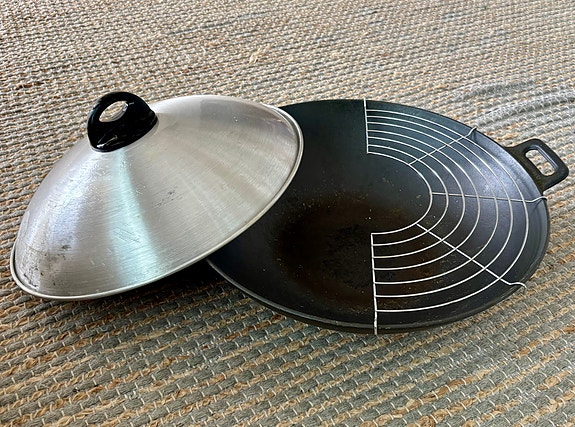 Valurautainen wok-pannu