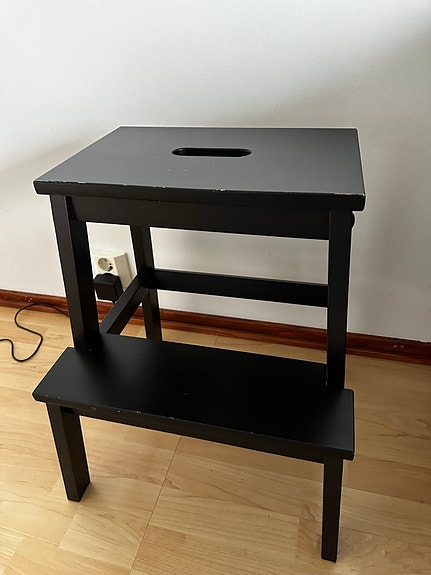 Musta IKEA jakkara