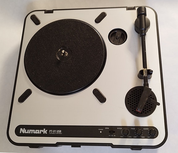 Numark PT-01 USB kannettava levysoitin — toimiva, sis. kaiuttimen