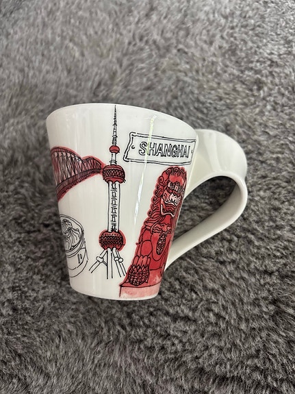 Villeroy & Boch muki punavalkoisella kaupunkikuvioinnilla