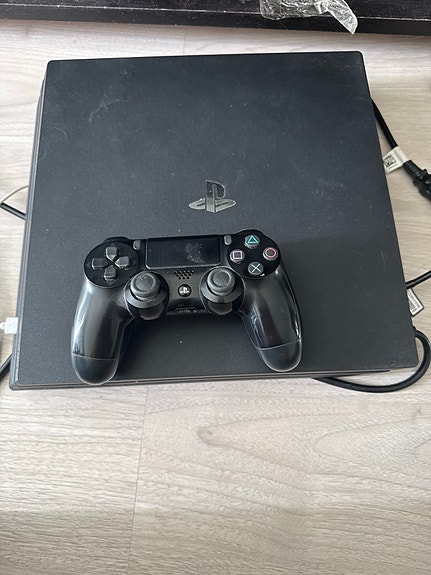 Sony PlayStation 4 PRO 1TB + Razer Thresher 7.1 headset