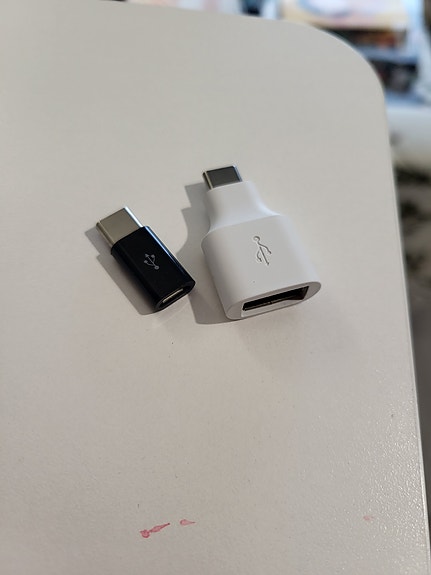 USB-C adapterit (2 kpl): Micro-USB -> USB-C ja USB-A -> USB-C (OTG)