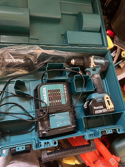 Makita DDF484STX5 18V porakone akulla ja laturilla