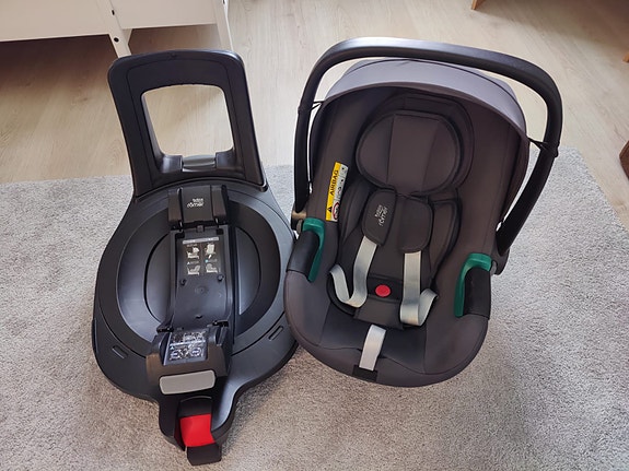 Britax Baby Safe iSense turvakaukalo + pyörivä telakka