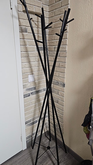Musta metallinen naulakko