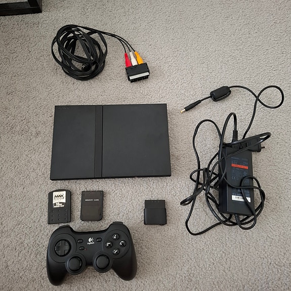 Playstation 2 pelikonsoli ja ohjain