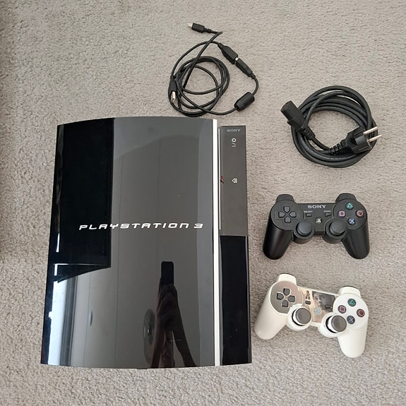 Playstation 3 pelikonsoli & 2 ohjainta