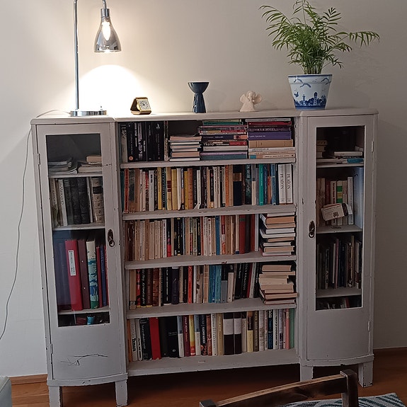 Massiivipuinen antiikkikirjahylly
