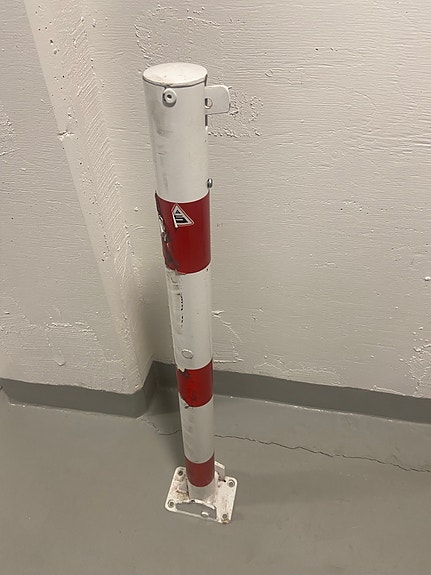 Puna-valkoinen taittuva ajonestopylväs