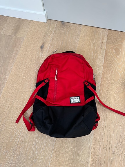 Burton reppu (punainen/musta) – Durable Goods