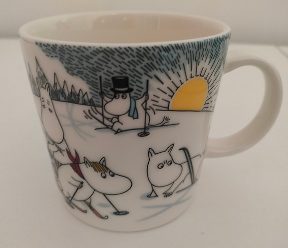 Hiihtäen kera Herra Virkkunen muumimuki