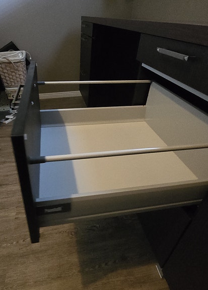 Tummanruskea kaapisto ja työpöytätaso laatikoilla
