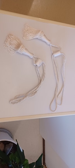 Tyylikkäät hopeaiset/vaaleat verhon pidikkeet