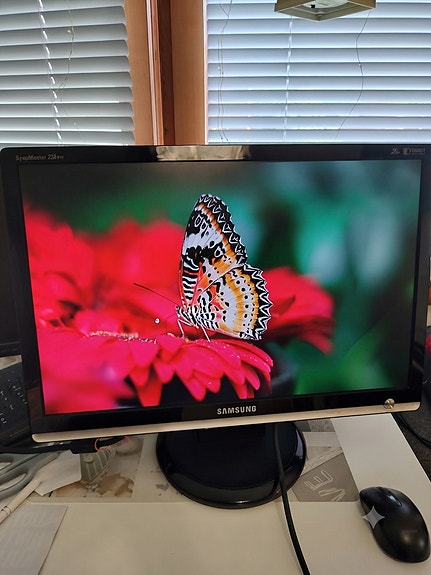 Laadukas Samsung SyncMaster 22" -näyttö+VGA kaapeli