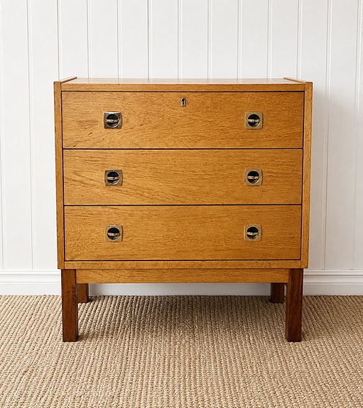 Teak lipasto