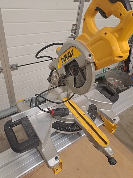 Dewalt dsw777 type2 sekä dewaltin jalusta