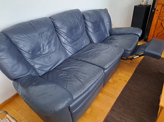 Myydään sininen nahkasohva