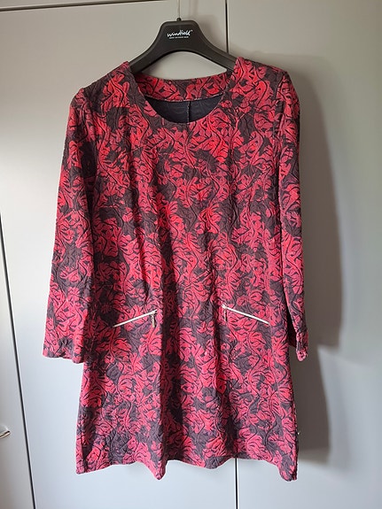 Pitkähihainen mekko