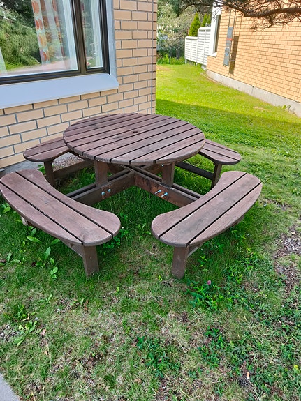 Upea piknikpöytäryhmä