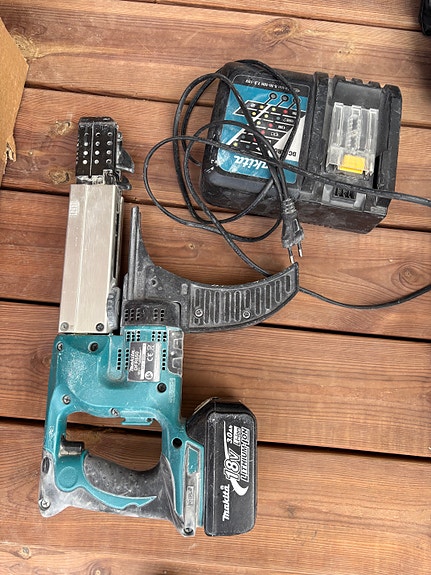 Makita DFR550 nauharuuvain nauharuuvinväännin + akku + laturi + ruuvit