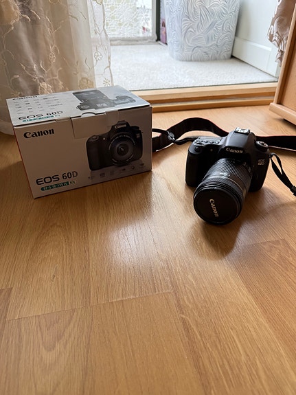 Canon EOS 60D järjestelmäkamera . Objektiivi EF-S 18-135 IS Kit