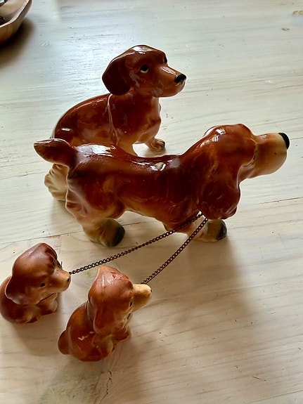Japanilainen koiraperhe figuurit emo ja 2 pentua ja uros