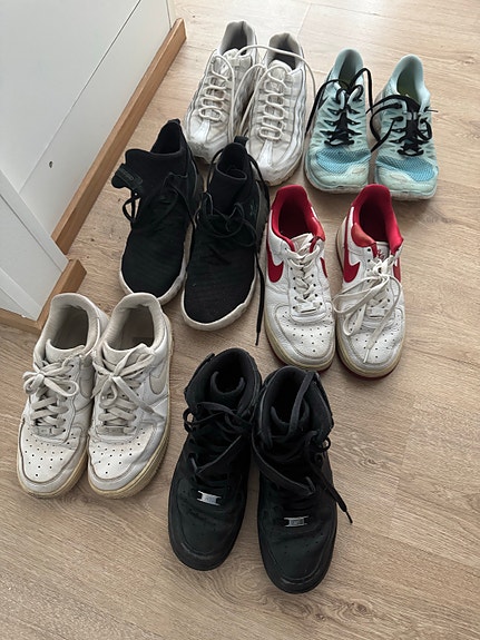 Erikokoisia Nike ja Adidas kenkiä myynnissä