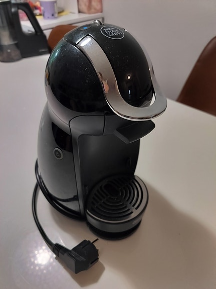 Dolce Gusto kapselikeitin musta