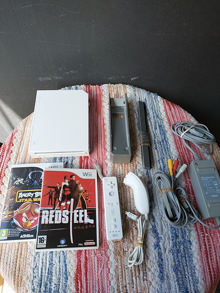 Nintendo Wii -paketti kahdella pelillä ja ohjaimella