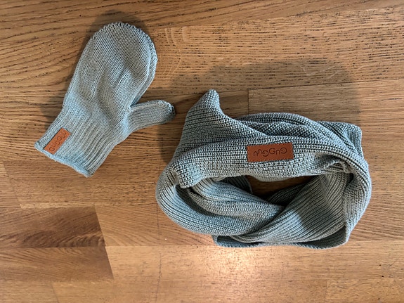Gugguun vaaleanvihreä neulottu huivi ja lapaset