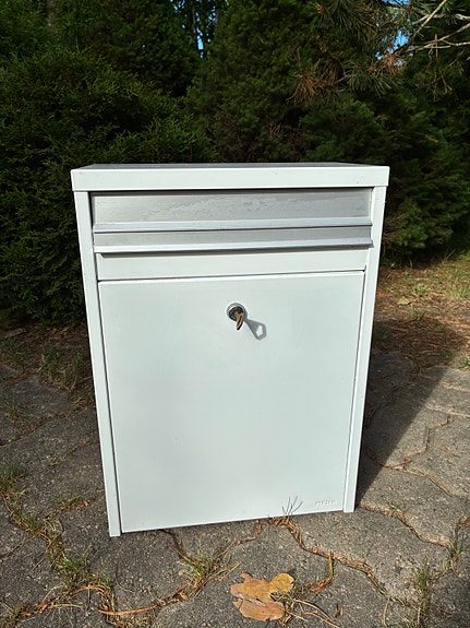 Valkoinen lukollinen postilaatikko