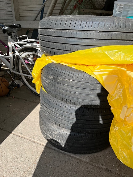 Ford peltivanteet ja hyvä kuntoiset kesärenkaat.