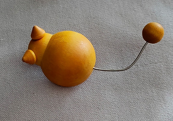 Aarikan puinen rintaneula, kissa