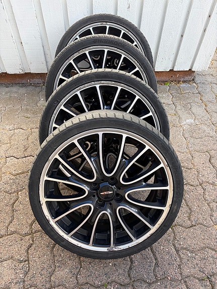 John Cooper Works Mini -alumiinivanteet ja Hankook Ventus V12 Evo2, 215/35ZR18.
