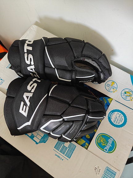 Easton jääkiekkohanskat