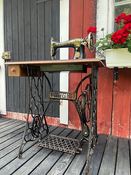 Singer poljettava ompelukone pöydällä