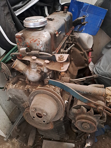 Datsun A10 moottori ja vaihdelaatikko