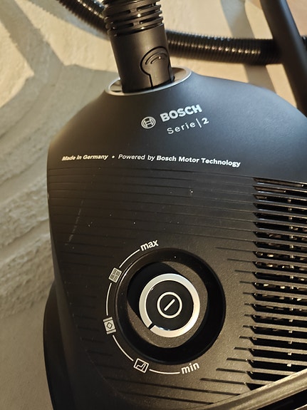 Bosch Serie 2 pölynimuri musta