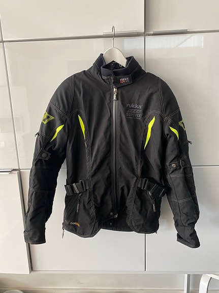 Naisten Rukka Gore-Tex ajotakki musta keltainen