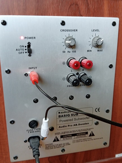 Audio Pro Basiq Sub subwoofer ja Basiq C100 keskikaiutin puuviilu
