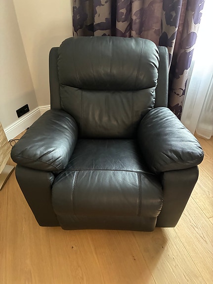 Musta recliner nojatuoli