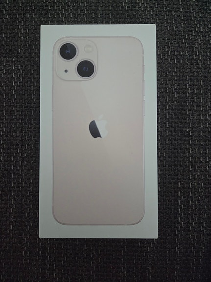 Iphone 13 mini laatikko ja latausjohto