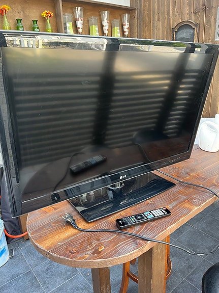 LG taulutelevisio kaukosäätimellä