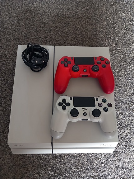 Playstation 4 + 2 Ohjainta