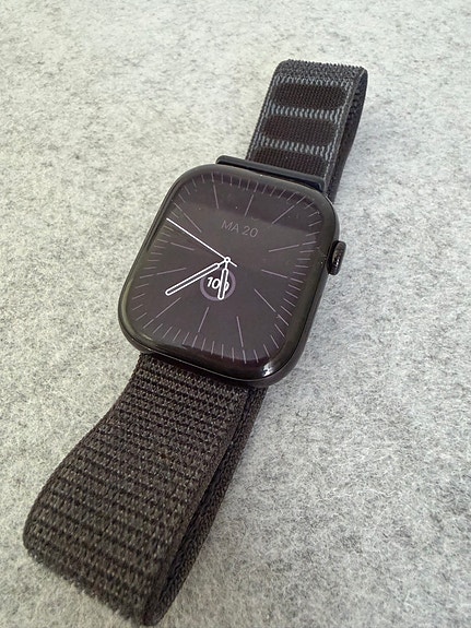 Apple Watch Series 10 GPS 46 mm Jet Black + Apple Ink Sport Loop – akku 95 %