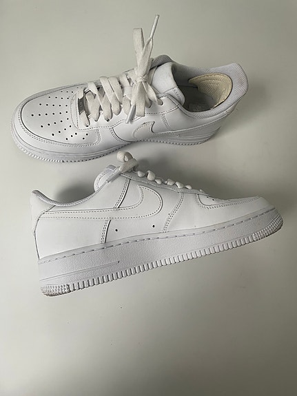 Nike Sportswear naisten Air Force 1 07 kengät (40,5)
