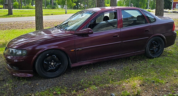 Opel Vectra B korjattavaksi/varaosiksi